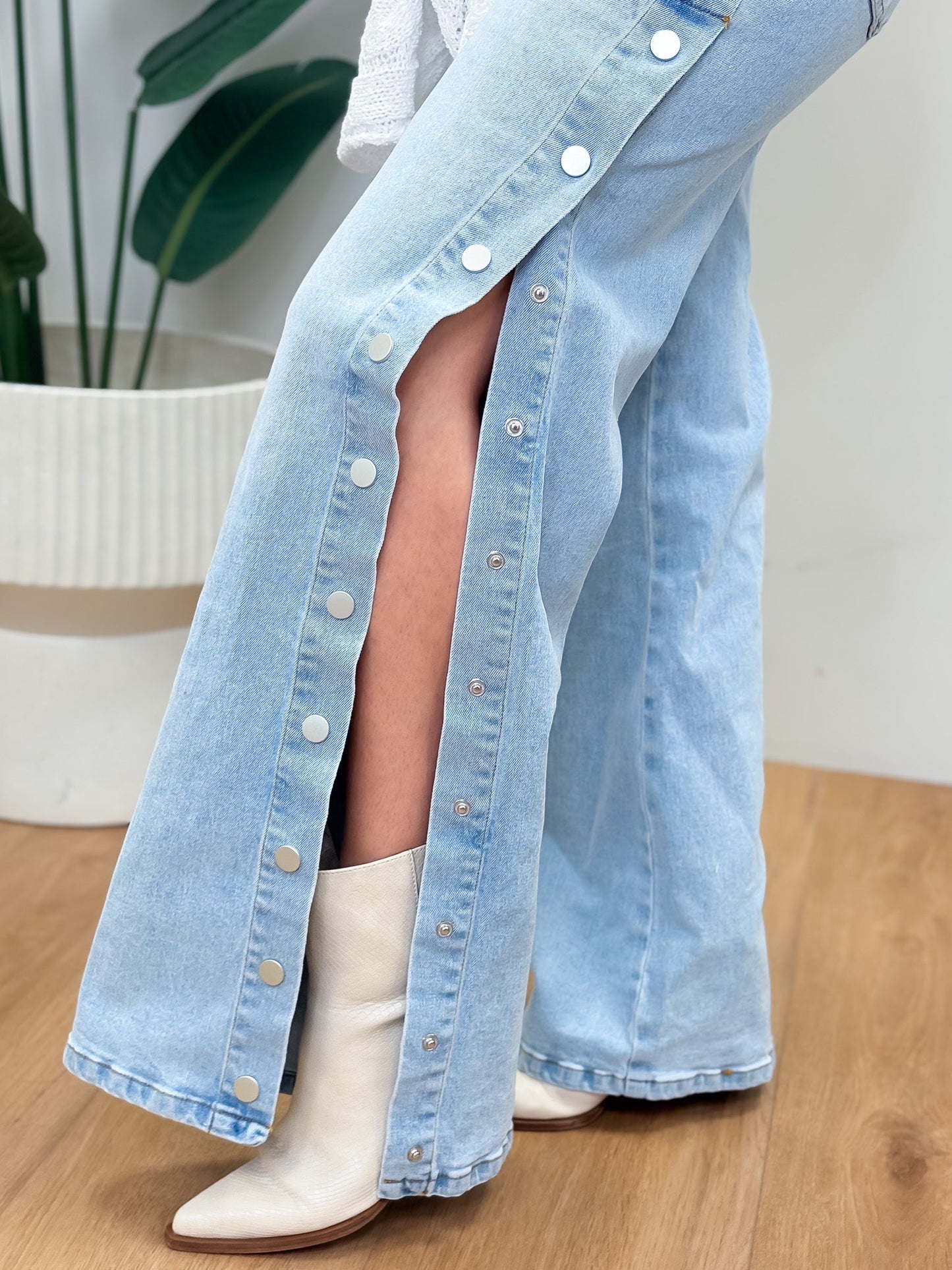 Snap Back Season Wide Leg Jeans