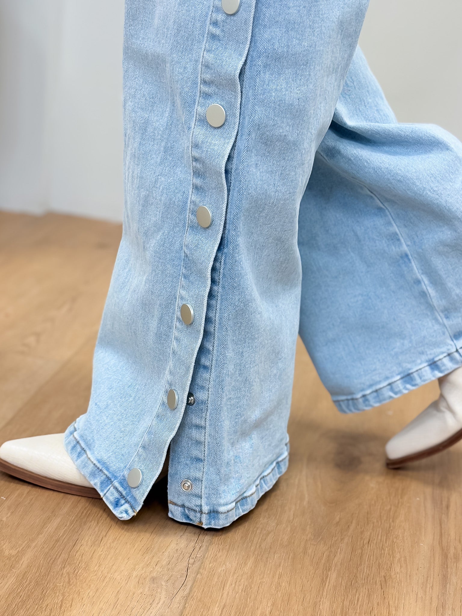 Snap Back Season Wide Leg Jeans