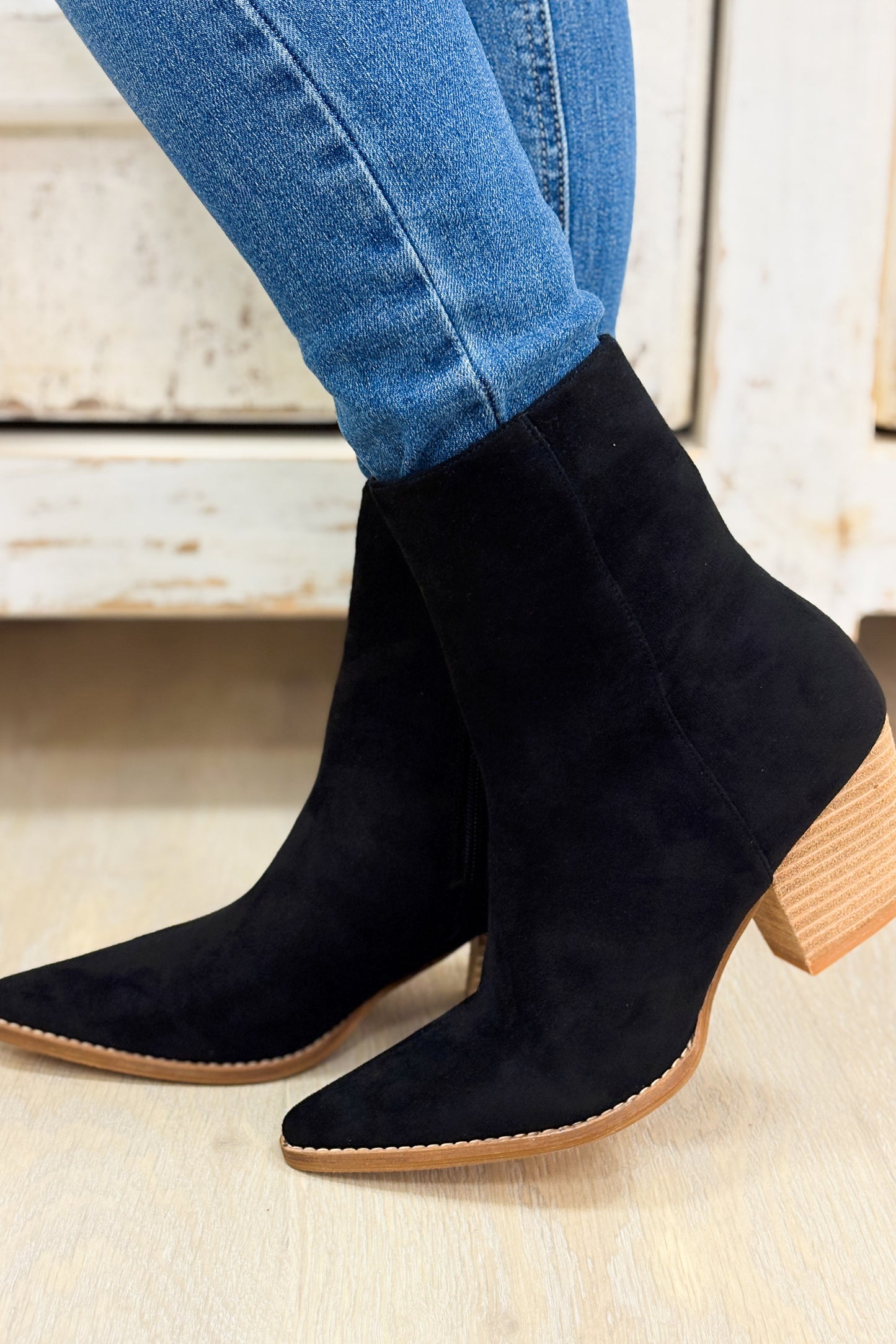 Arisa Pointed Toe Cowboy Block Heel Ankle Boots - Black