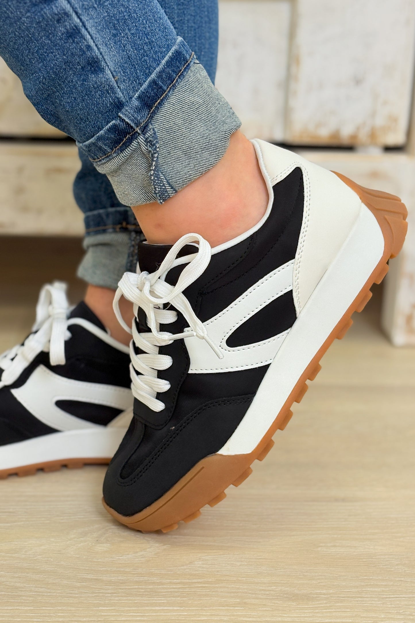 Round Lug Sole Stripe Sneakers - Black White