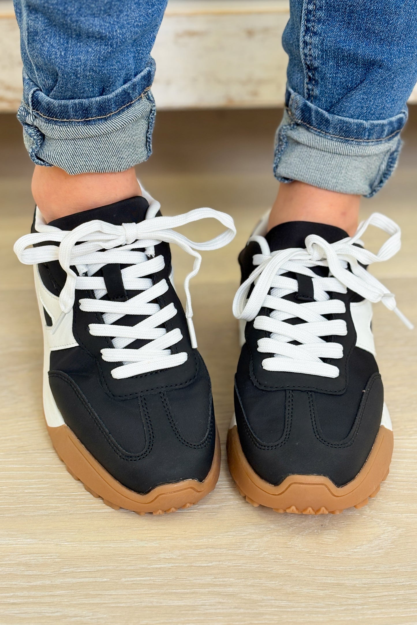 Round Lug Sole Stripe Sneakers - Black White
