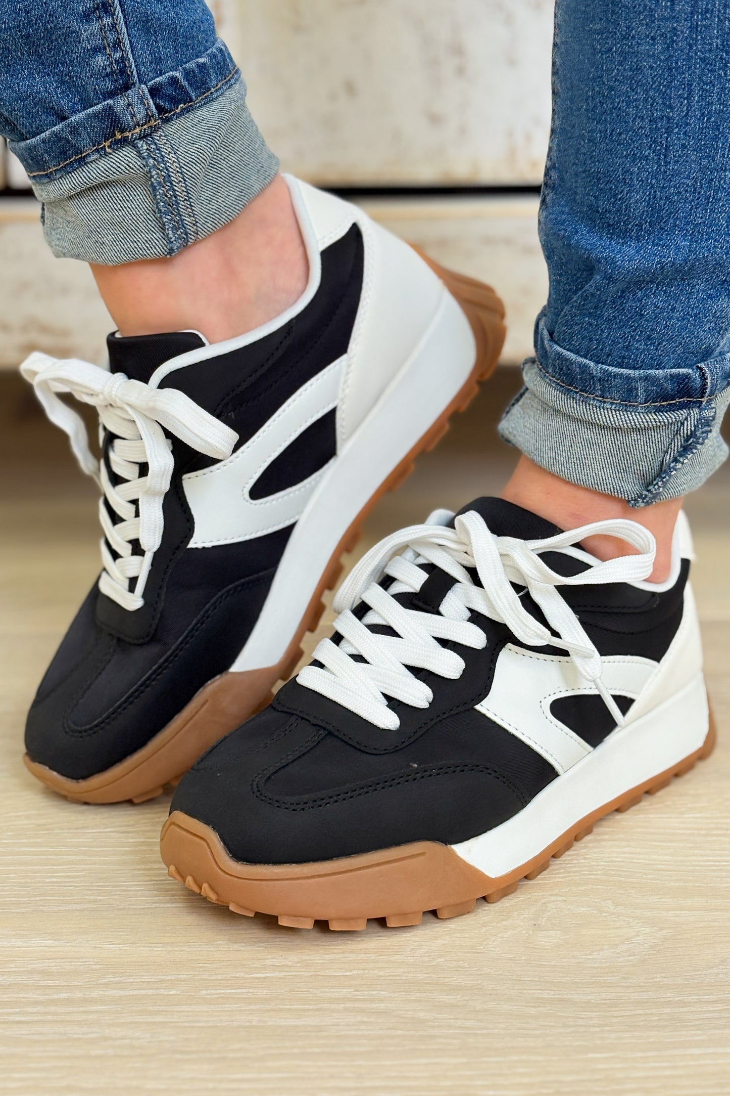 Round Lug Sole Stripe Sneakers - Black White