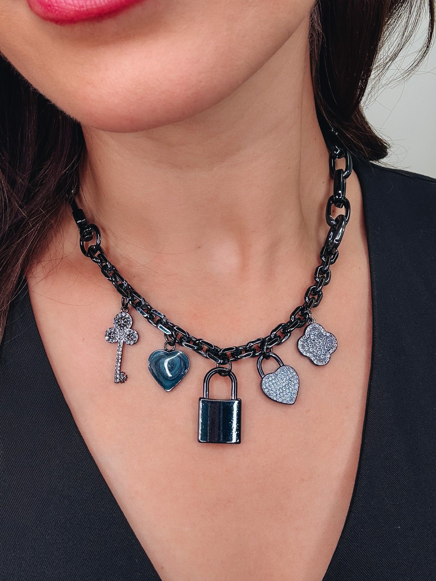 Louie Necklace - Metallic Pearl Black