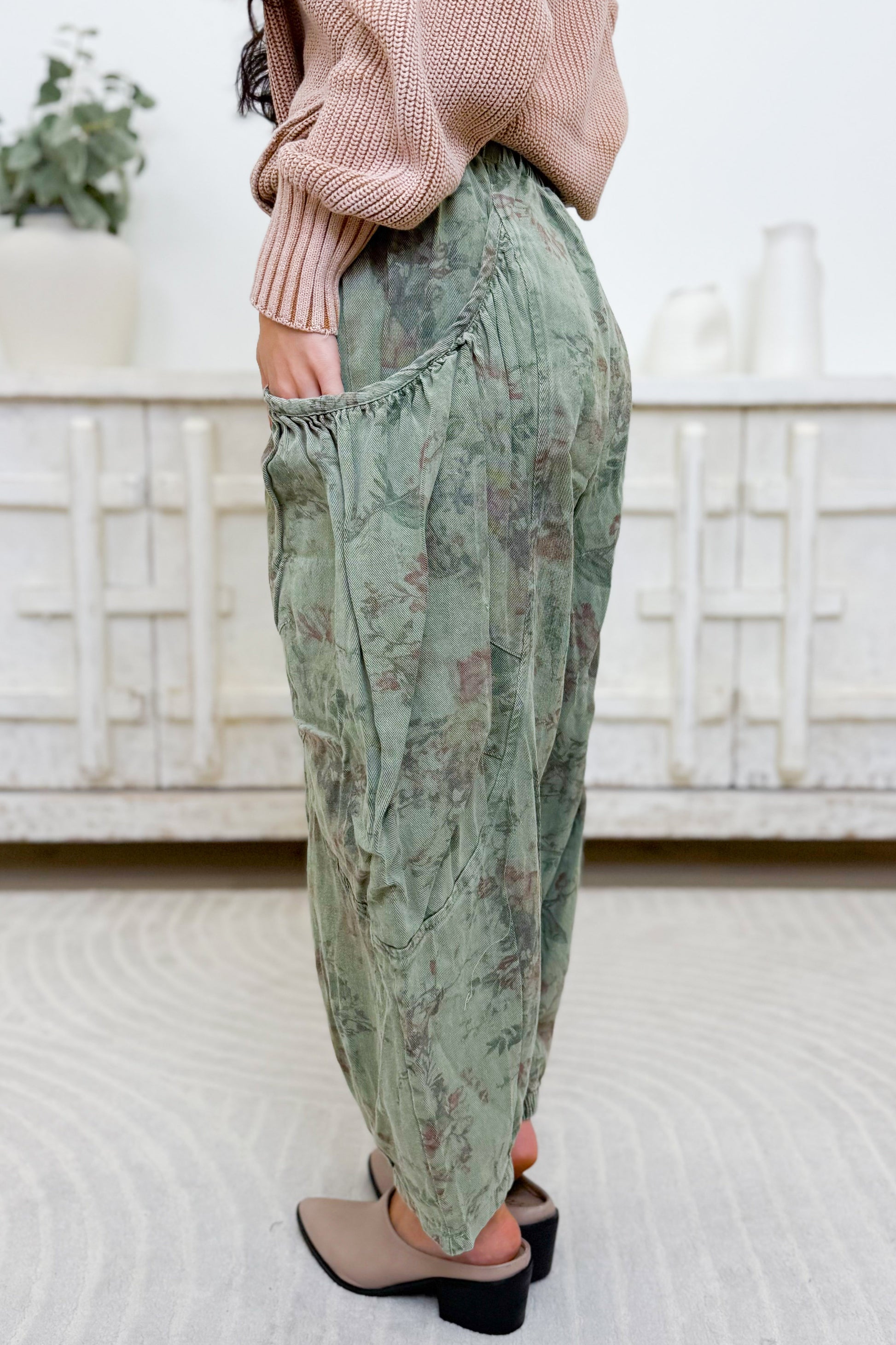 Hidden Bloom Floral Pants - Olive