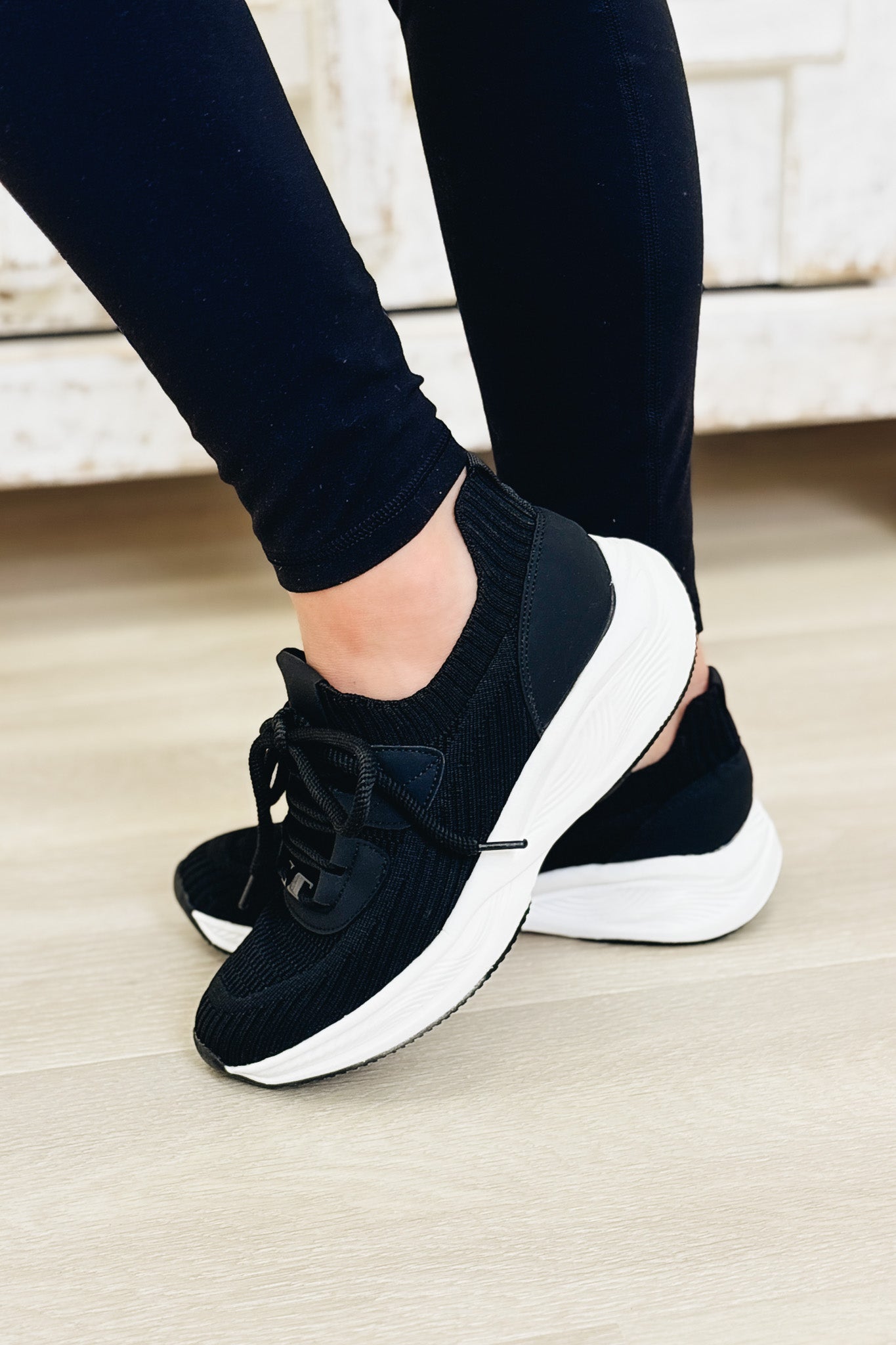 Stride Sneakers - Black