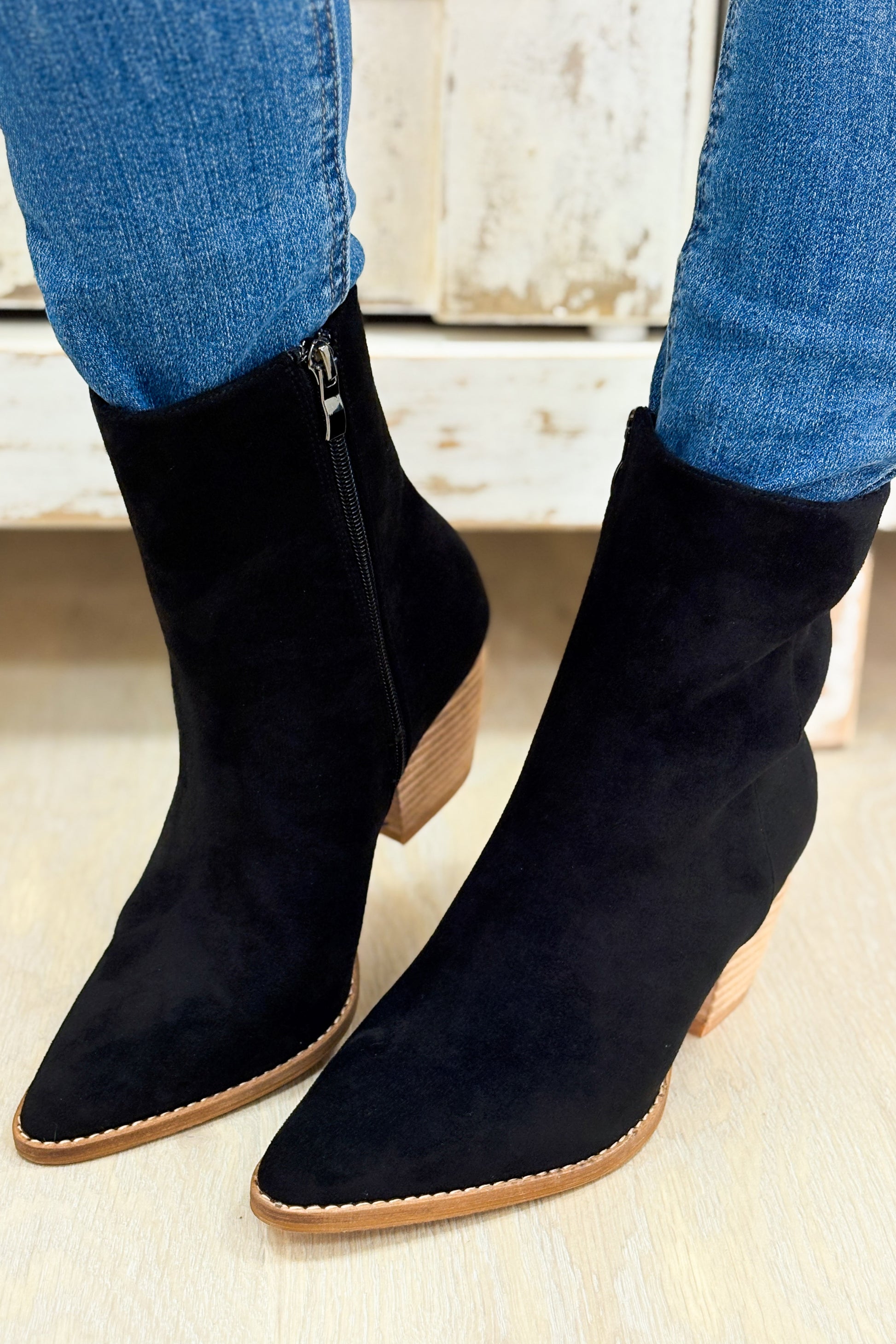 Arisa Pointed Toe Cowboy Block Heel Ankle Boots - Black