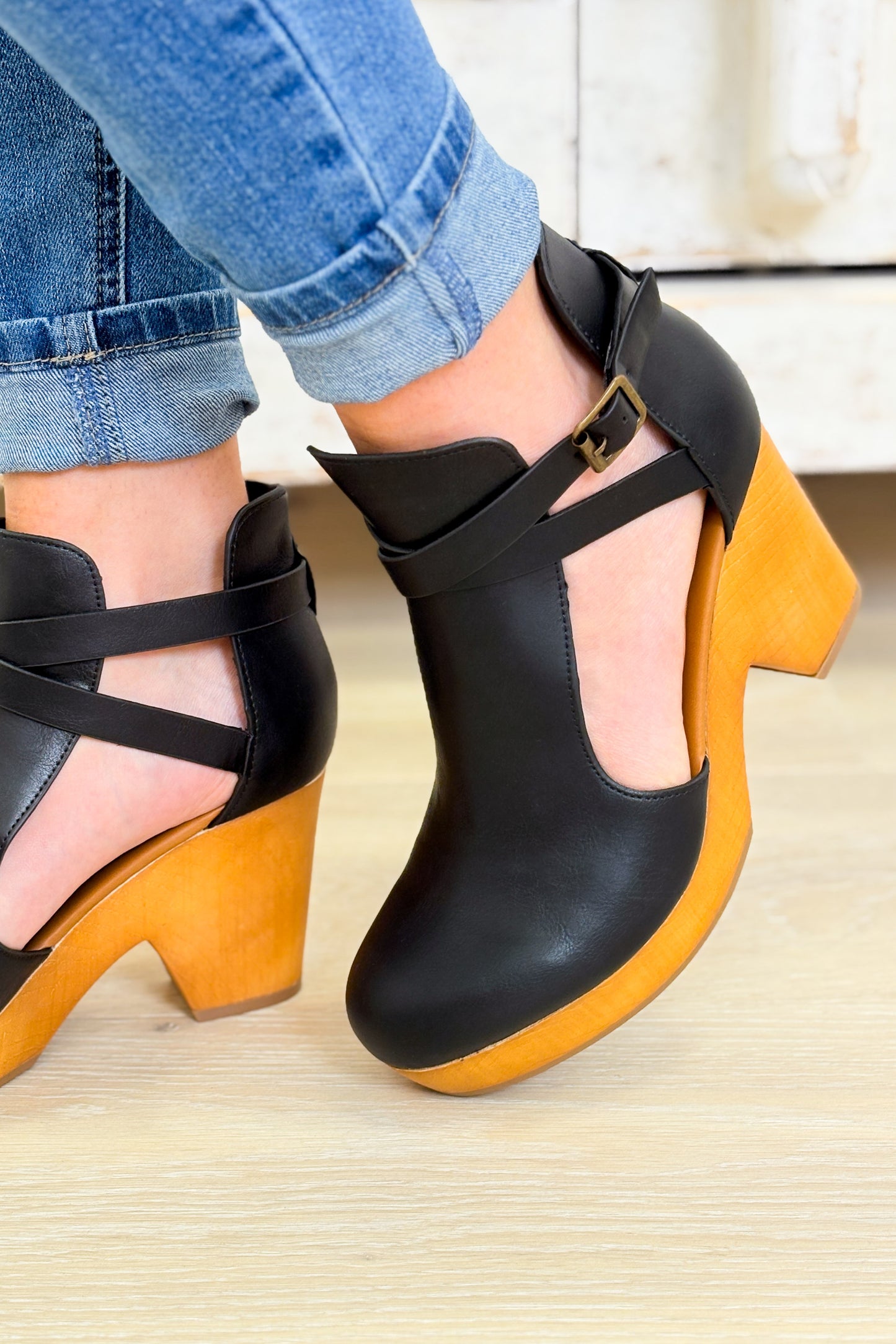 Advanced Strap Up Clogs - Black