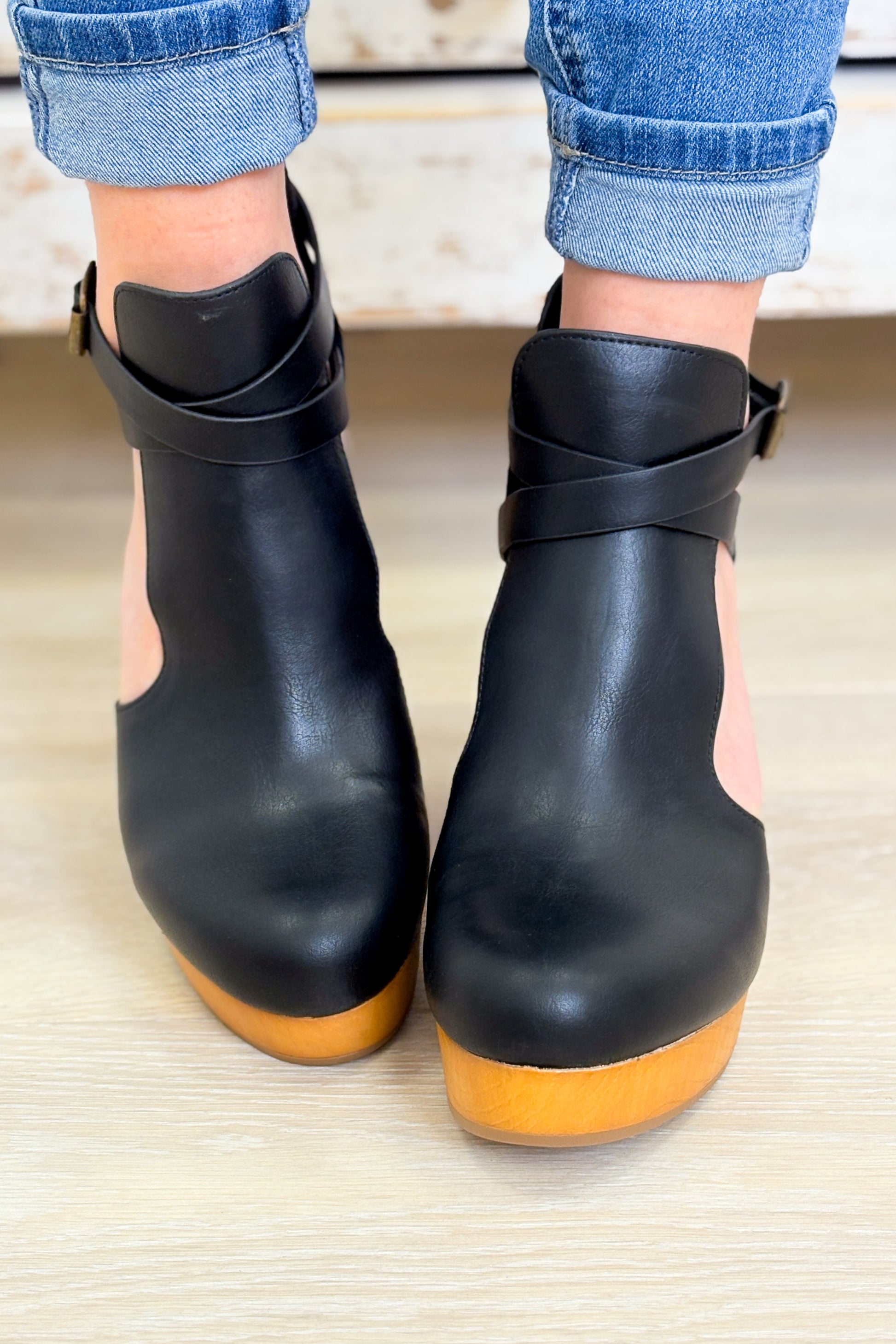 Advanced Strap Up Clogs - Black