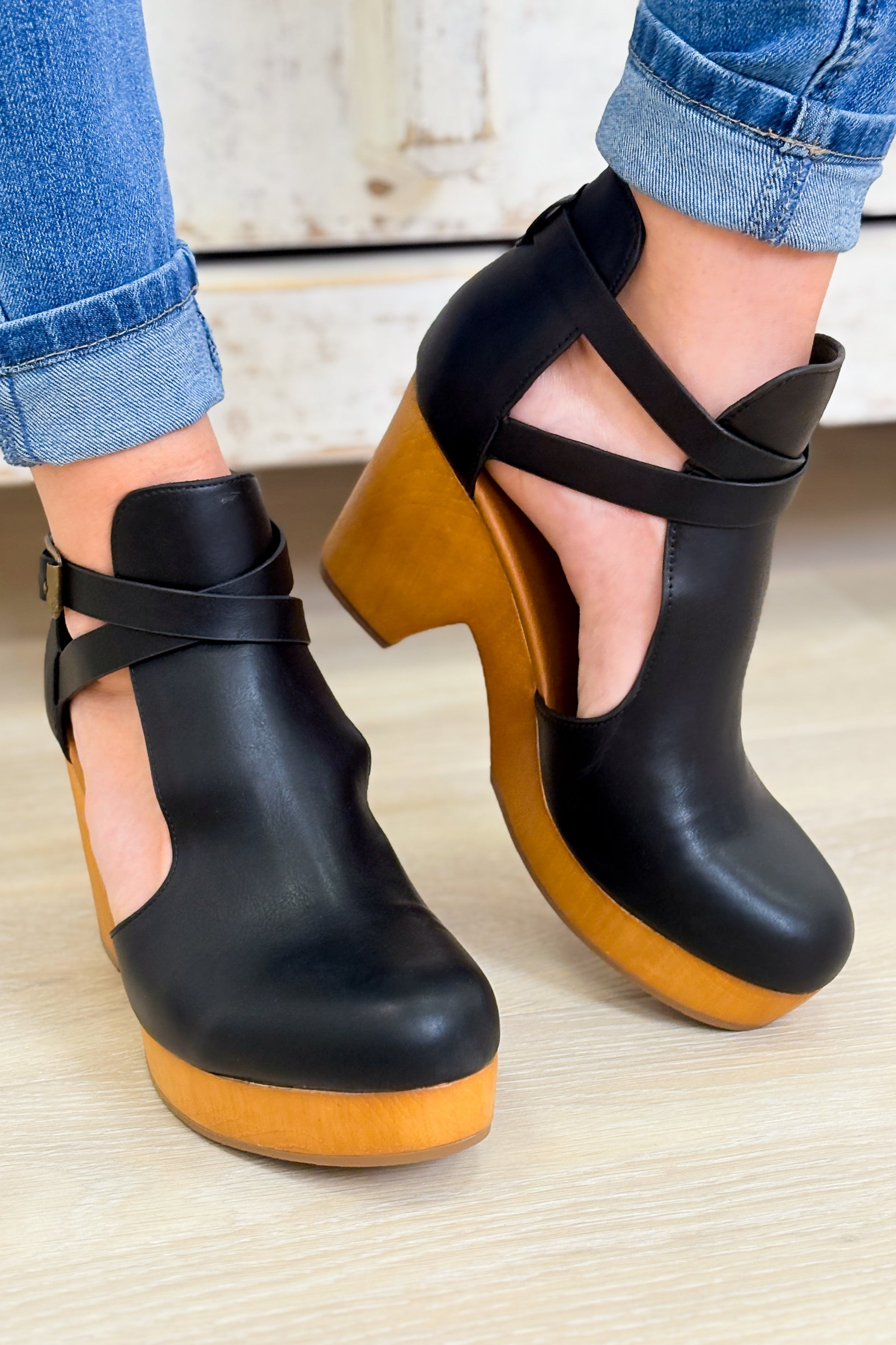 Advanced Strap Up Clogs - Black
