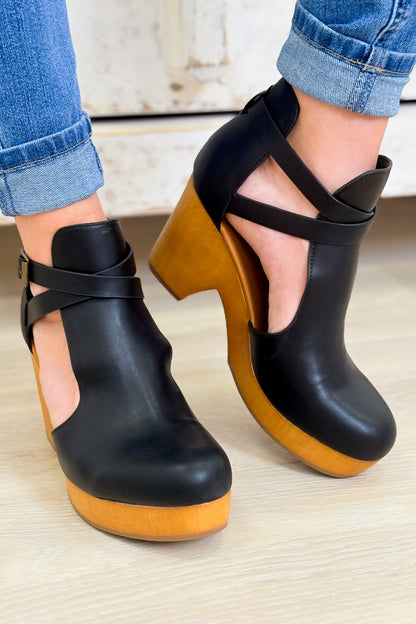 Advanced Strap Up Clogs - Black