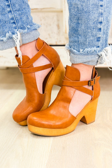 Advanced Strap Up Clogs - Tan